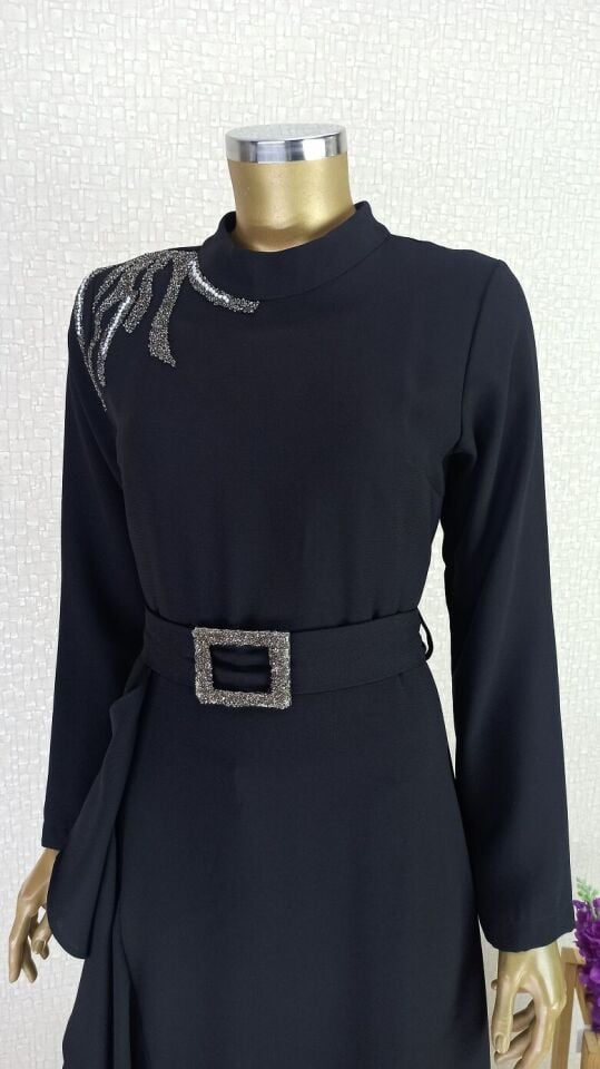 4015 OMZU TAŞ DETAYLI BELİ VEMERLİ VE TAŞLI VOLANLI SIFIR YAKA ELBİSE QKS ABİYE ELBİSE #23-02#