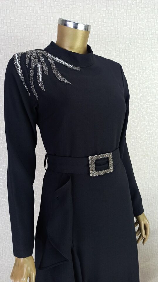 4015 OMZU TAŞ DETAYLI BELİ VEMERLİ VE TAŞLI VOLANLI SIFIR YAKA ELBİSE QKS ABİYE ELBİSE #23-02#