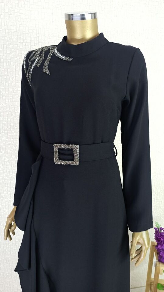 4015 OMZU TAŞ DETAYLI BELİ VEMERLİ VE TAŞLI VOLANLI SIFIR YAKA ELBİSE QKS ABİYE ELBİSE #23-02#