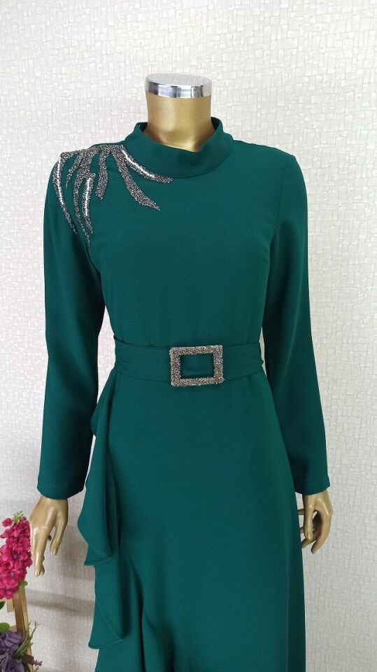 4015 OMZU TAŞ DETAYLI BELİ VEMERLİ VE TAŞLI VOLANLI SIFIR YAKA ELBİSE QKS ABİYE ELBİSE #23-02#