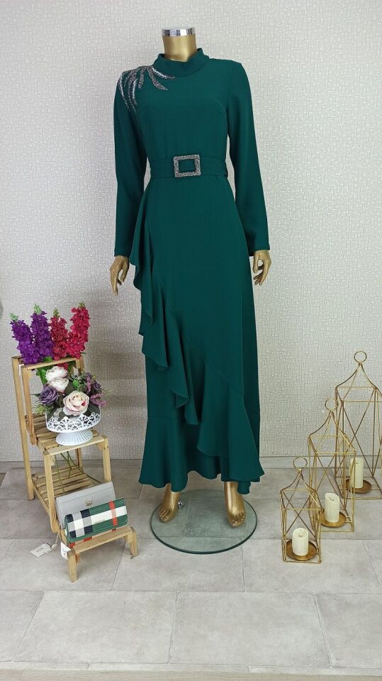 4015 OMZU TAŞ DETAYLI BELİ VEMERLİ VE TAŞLI VOLANLI SIFIR YAKA ELBİSE QKS ABİYE ELBİSE #23-02#