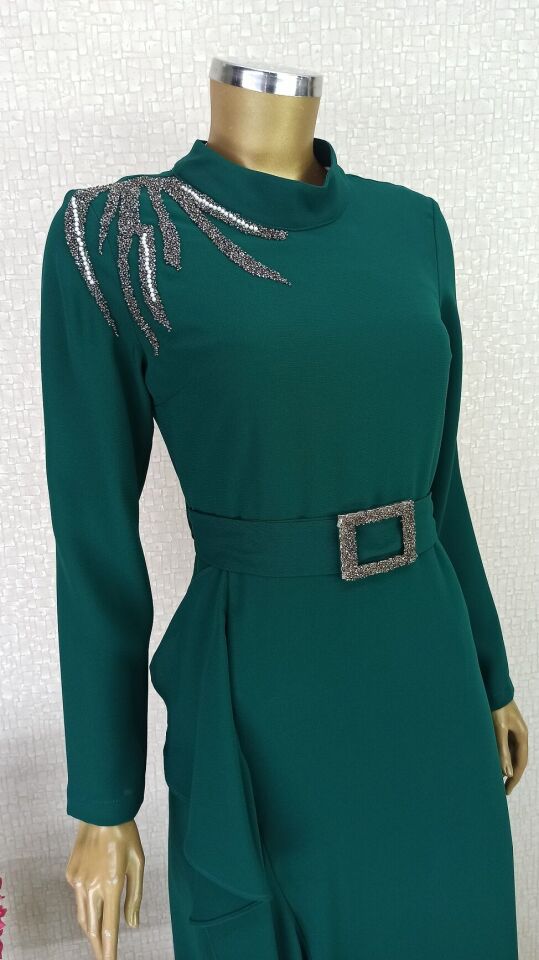 4015 OMZU TAŞ DETAYLI BELİ VEMERLİ VE TAŞLI VOLANLI SIFIR YAKA ELBİSE QKS ABİYE ELBİSE #23-02#