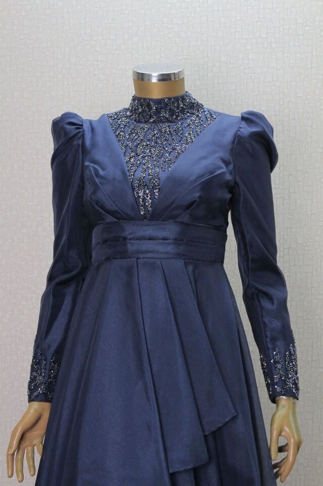 105 ÖNÜ VE KOLU UCU TAŞ İŞLEMELİ BELİ PİLİSE KEMERLİ HAKİM YAKA ABİYE ELBİSE QYS ABİYE ELBİSE105 #23-03#