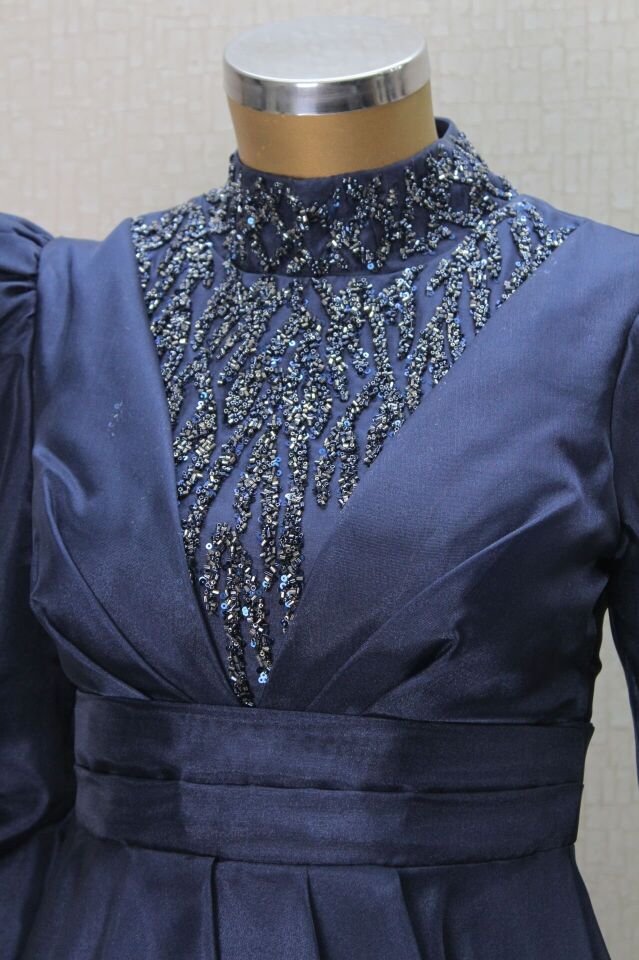 105 ÖNÜ VE KOLU UCU TAŞ İŞLEMELİ BELİ PİLİSE KEMERLİ HAKİM YAKA ABİYE ELBİSE QYS ABİYE ELBİSE105 #23-03#