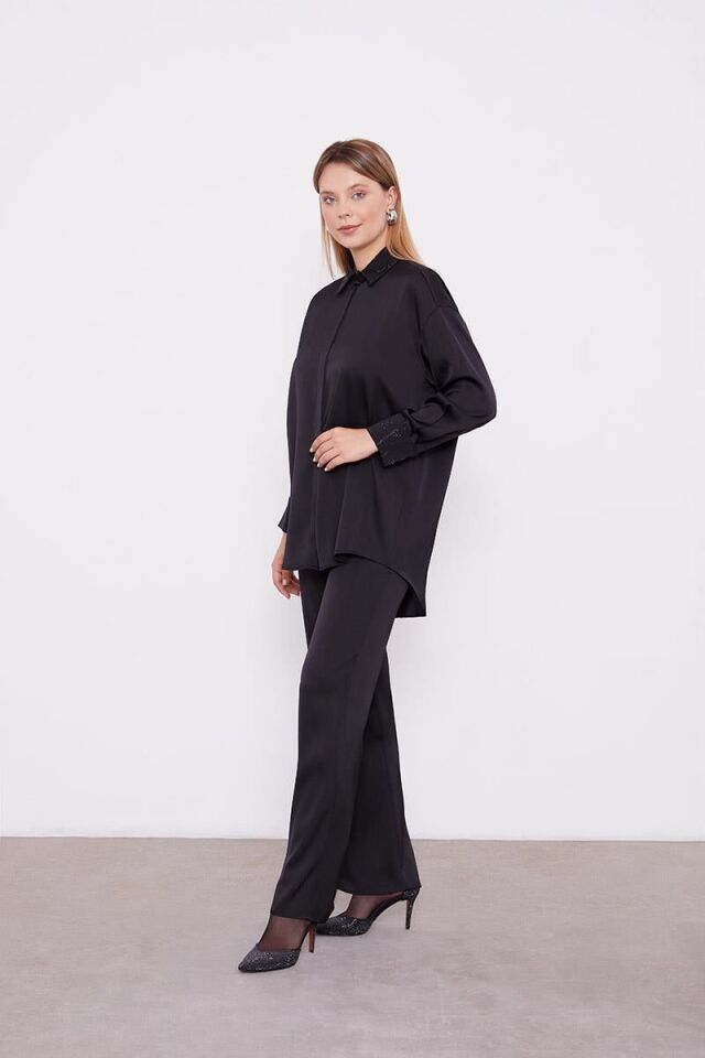 100297 ÖNÜ GİZLİ DÜĞMELİ KOL UCU YAKASI TAŞLI PANTOLONUN BELİ LASTİKLİ SATEN İKİLİ TAKIM #02-25#