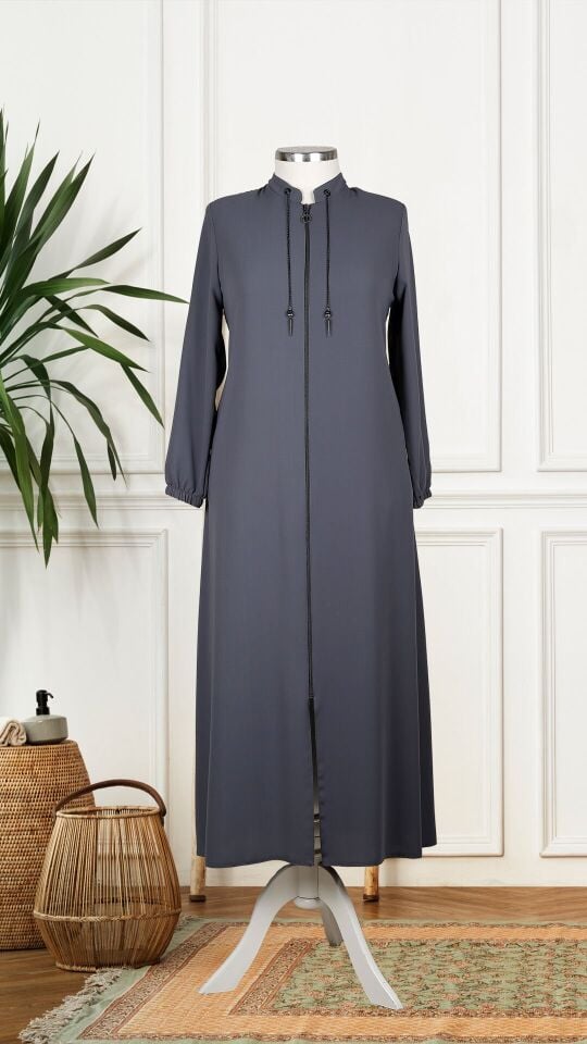 4853 ÖNÜ FERMUARLI YAKASI ZİNCİR DETAYLI KOL UCU LASTİKLİ HAKİM YAKA BÜYÜK BEDEN FERACE QYS FERACE 4853 #23-03#