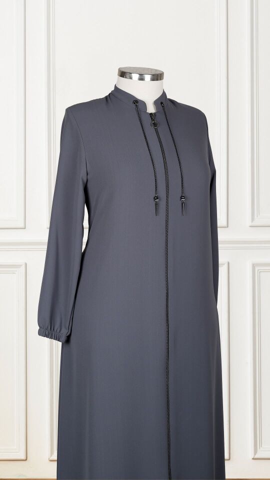 4853 ÖNÜ FERMUARLI YAKASI ZİNCİR DETAYLI KOL UCU LASTİKLİ HAKİM YAKA BÜYÜK BEDEN FERACE QYS FERACE 4853 #23-03#