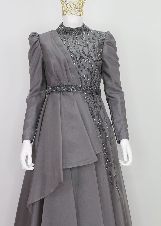 108 YAKASI VEK ÖNÜ TAŞ İŞLEMELİ ETEĞİ TÜL DETAYLI SIFIR YAKA TASARIM ABİYE ELBİSE QYS ABİYE ELBİSE 108 #23-03#