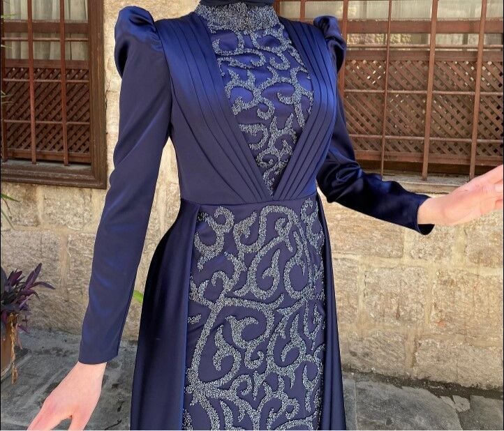 124 ÖNÜ YAKASI VE GÖĞSÜ TAŞ İŞLEMELİ GÖĞSÜ PİLELİ SIFIR YAKA SATEN TASARIM BALIK ABİYE QYS ABİYE ELBİSE #23-03#