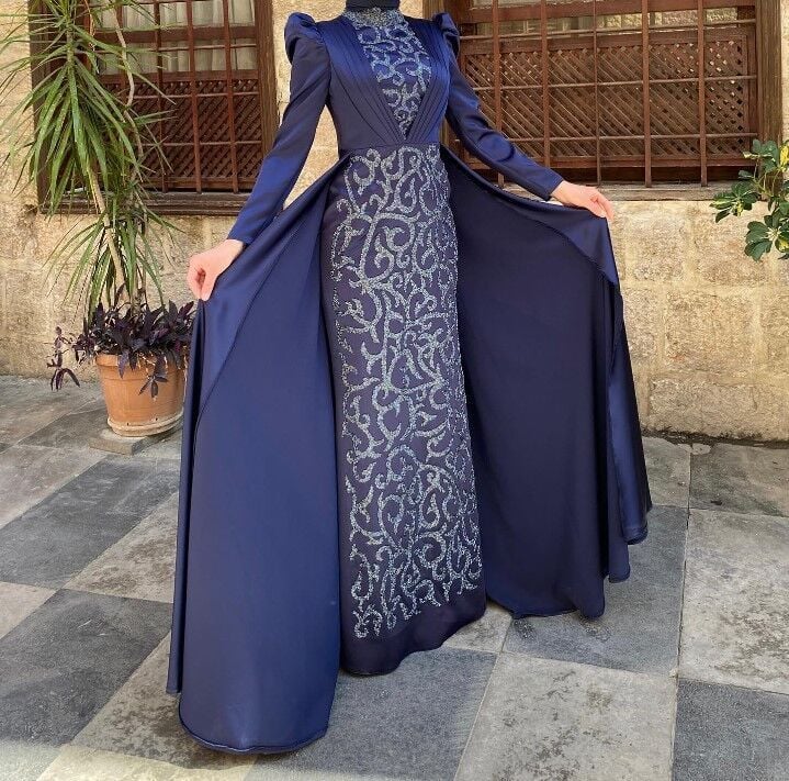 124 ÖNÜ YAKASI VE GÖĞSÜ TAŞ İŞLEMELİ GÖĞSÜ PİLELİ SIFIR YAKA SATEN TASARIM BALIK ABİYE QYS ABİYE ELBİSE #23-03#