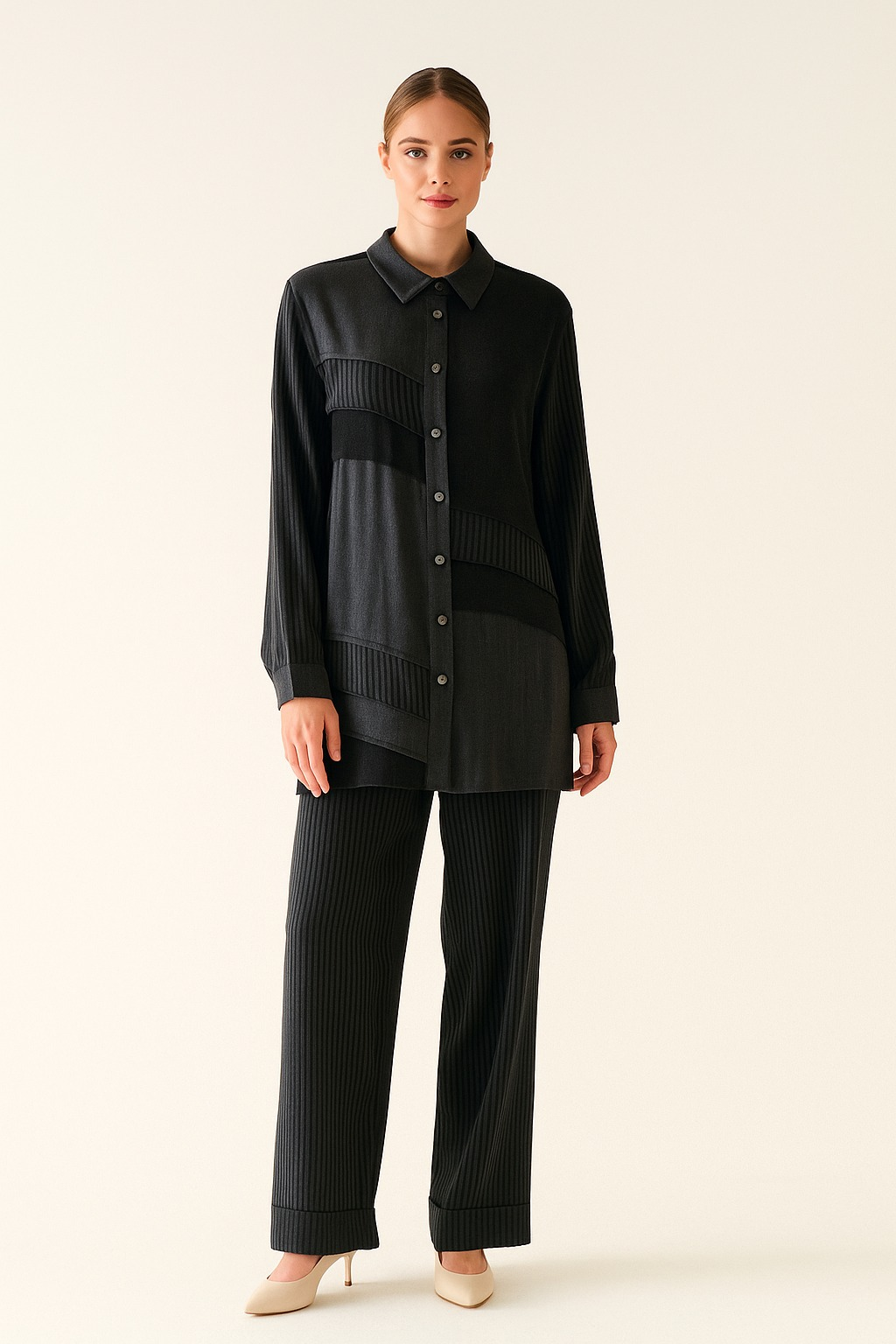 2807 TUNİĞİN ÖNÜ VE YAKASI DÜĞMELİ KOL UCU MANŞETLİ ÖN KISMI KAT DETAYLI PANTOLONUN BELİ YARIM LASTİKLİ CEPLİ ÇİZGİLİ İPEK KUPRA İKİLİ TAKIM #09-25#