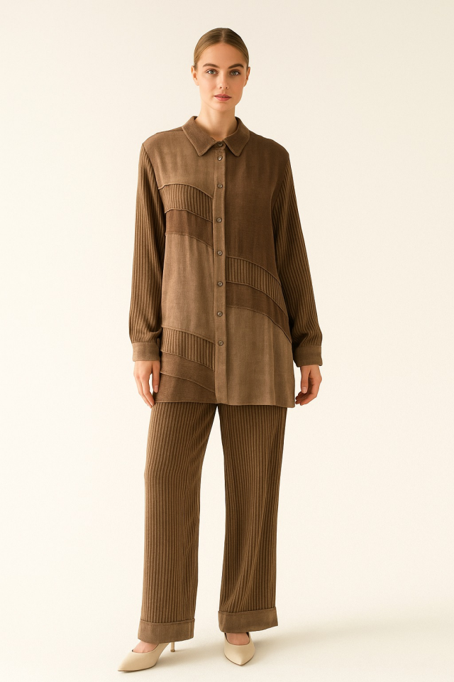 2807 TUNİĞİN ÖNÜ VE YAKASI DÜĞMELİ KOL UCU MANŞETLİ ÖN KISMI KAT DETAYLI PANTOLONUN BELİ YARIM LASTİKLİ CEPLİ ÇİZGİLİ İPEK KUPRA İKİLİ TAKIM #09-25#