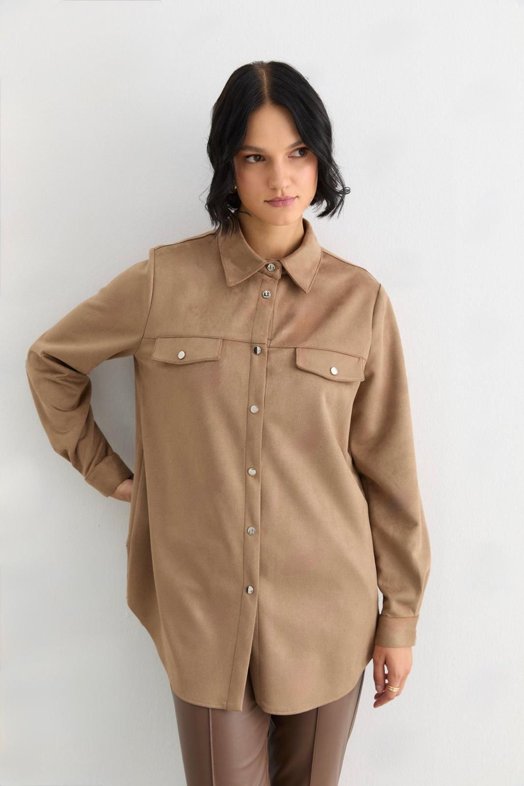 10202 ÖNDEN ÇITÇIT DÜĞMELİ CEP KAPAKÇIKLI GÖRÜNÜMLÜ RAHAT KESİM SÜET CEKET #10-25#