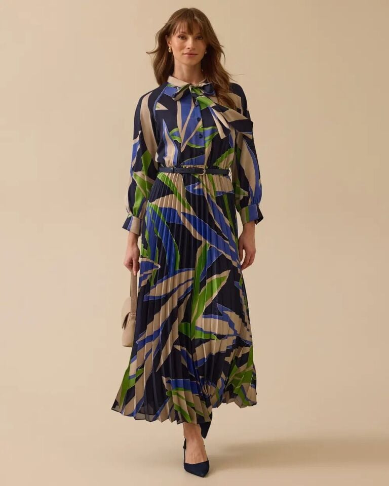 1018 ŞIK ELBİSE YAKASI BAĞLAMALI ÖNÜ YARIM DÜĞMELİ BELDEN AŞAĞI PİLELİ BALON KOL KEMER DETAYLI DESENLİ ŞIK ELBİSE #03-25#