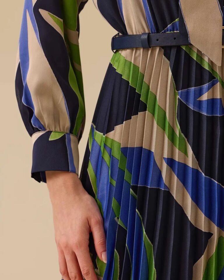 1018 ŞIK ELBİSE YAKASI BAĞLAMALI ÖNÜ YARIM DÜĞMELİ BELDEN AŞAĞI PİLELİ BALON KOL KEMER DETAYLI DESENLİ ŞIK ELBİSE #03-25#