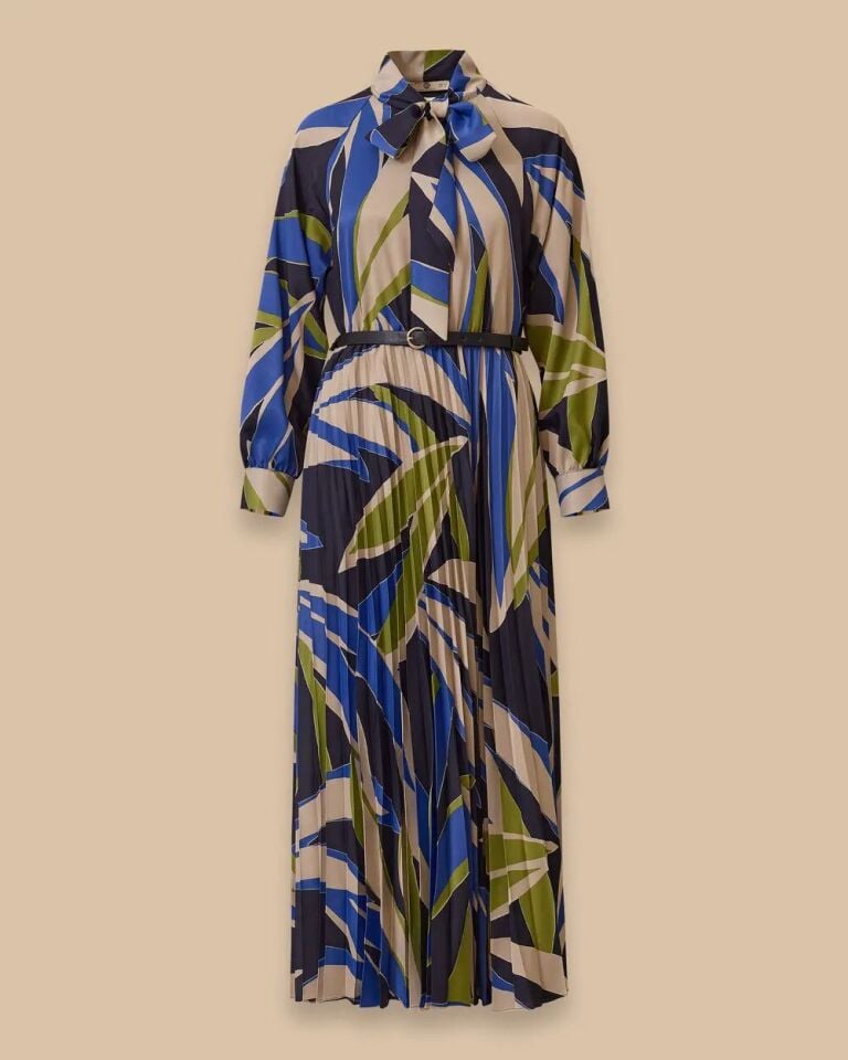 1018 ŞIK ELBİSE YAKASI BAĞLAMALI ÖNÜ YARIM DÜĞMELİ BELDEN AŞAĞI PİLELİ BALON KOL KEMER DETAYLI DESENLİ ŞIK ELBİSE #03-25#