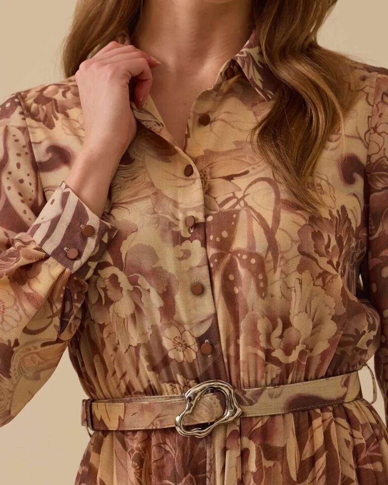 1009 ŞIK ELBİSE GÖMLEK YAKA ÖNÜ YARIYA KADAR DÜĞMELİ BELDEN AŞAĞI PİLE DETAYLI BELİ KEMERLİ DESENLİ ŞIK ELBİSE #03-25#