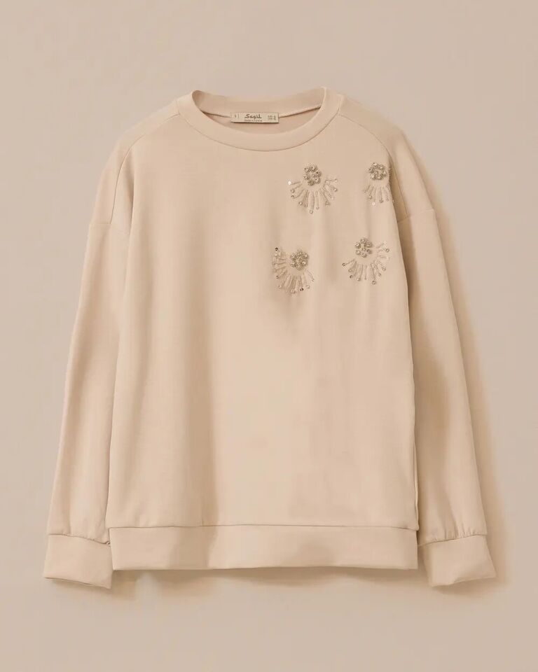 10001 AKSESUARLI SWEATSHİRT HAKİM YAKA ÖNÜ TAŞ VE BONCUK İŞLEMELİ DÜŞÜK OMUZ AKSESUARLI SWEATSHİRT #03-25#