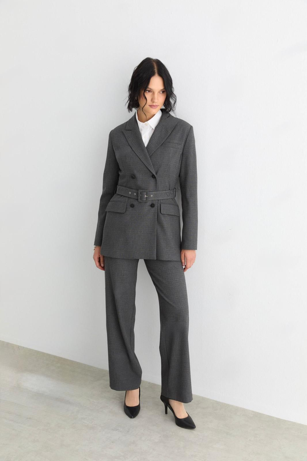 56079 ÖNDEN ÇİFT DÜĞMELİ CEPLİ KRAVUZE YAKA CEKETLİ TAKIM #10-25#