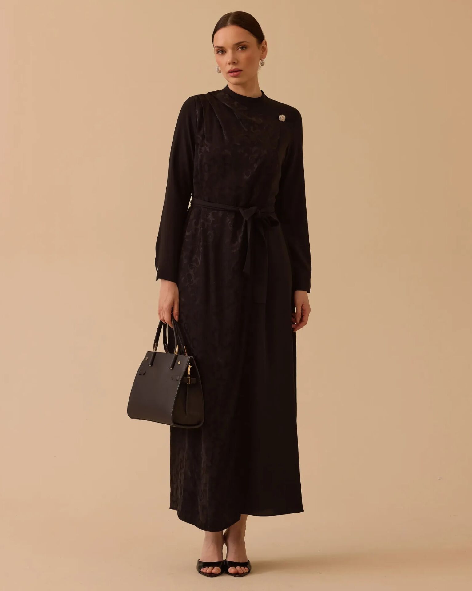 1024 OMUZDAN DÜĞME DETAYLI KENDİNDEN DESENLİ SATEN ELBİSE #26#