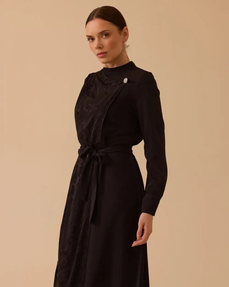 1024 OMUZDAN DÜĞME DETAYLI KENDİNDEN DESENLİ SATEN ELBİSE #26#