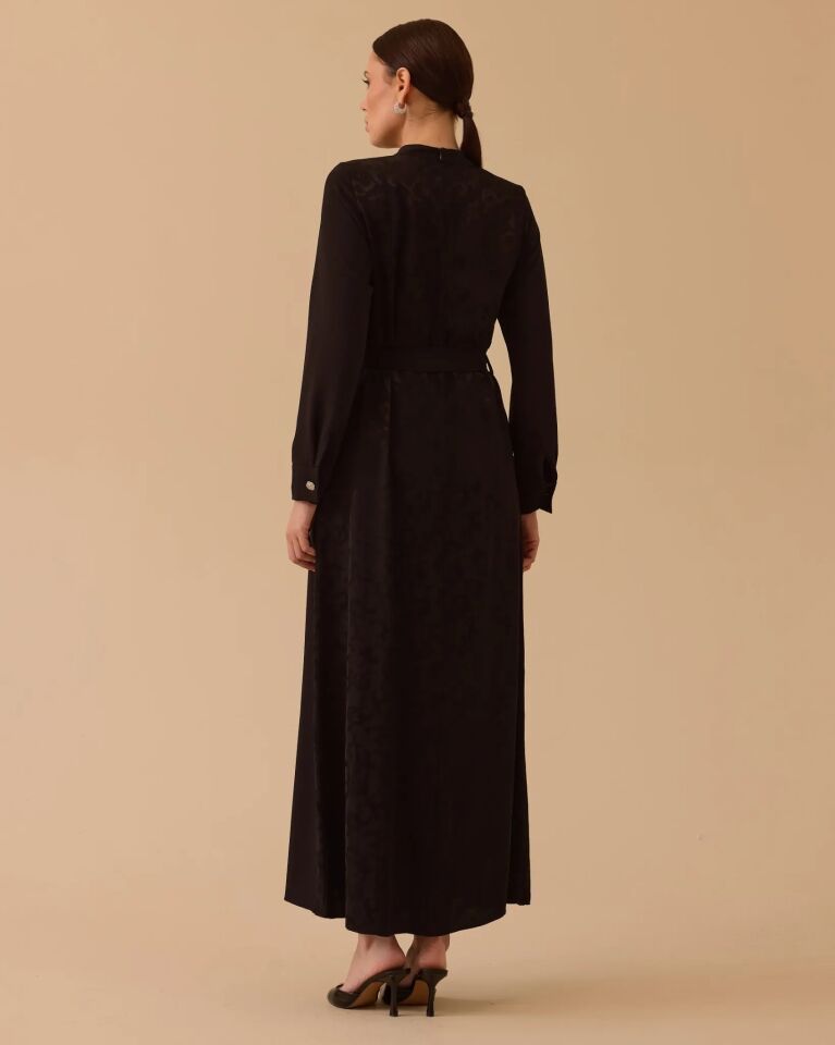 1024 OMUZDAN DÜĞME DETAYLI KENDİNDEN DESENLİ SATEN ELBİSE #26#