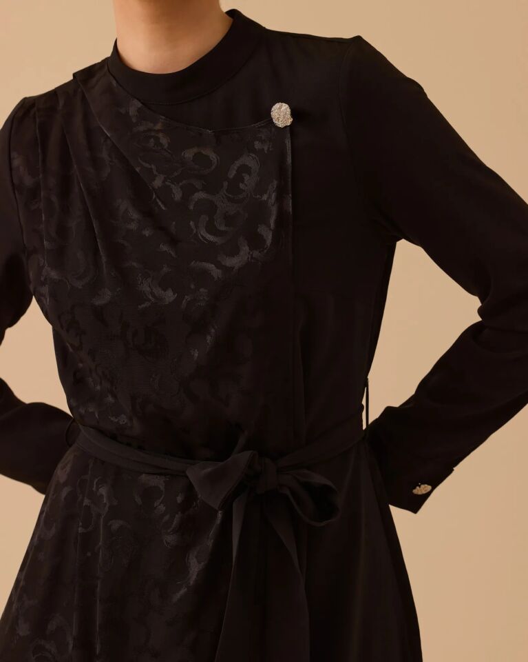 1024 OMUZDAN DÜĞME DETAYLI KENDİNDEN DESENLİ SATEN ELBİSE #26#