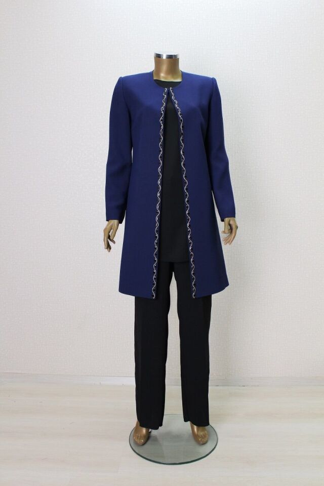 2645 ÖNÜ BONCUK VE TAŞ DETAYLI İÇ BLUZ SIFIR KOL SIFIR YAKA 3 LÜ CEKETLİ TAKIM KLASİK ANNE TAKIM QYS ANNE TAKIM 2645 #23-04#