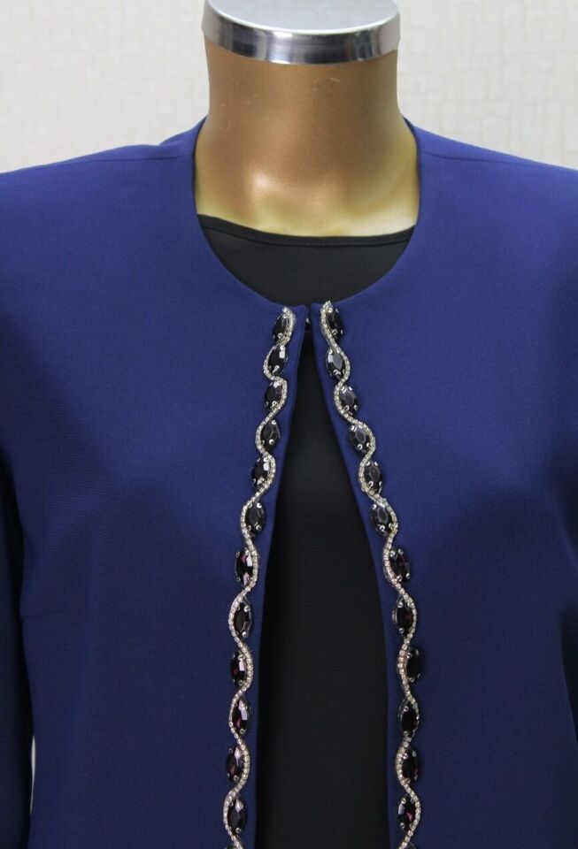 2645 ÖNÜ BONCUK VE TAŞ DETAYLI İÇ BLUZ SIFIR KOL SIFIR YAKA 3 LÜ CEKETLİ TAKIM KLASİK ANNE TAKIM QYS ANNE TAKIM 2645 #23-04#