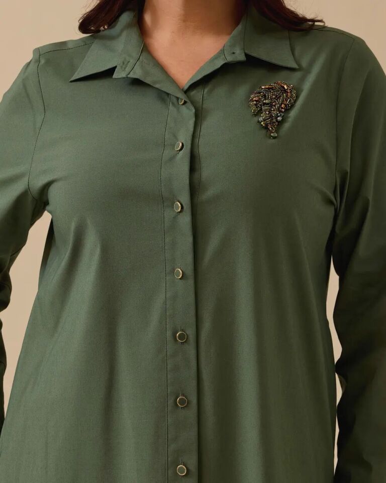 4002 ÖNÜ BOYDAN DÜĞMELİ KOLU MANŞETLİ ÖNÜ TAŞ ARMALI GÜNLÜK ELBİSE #03-25#